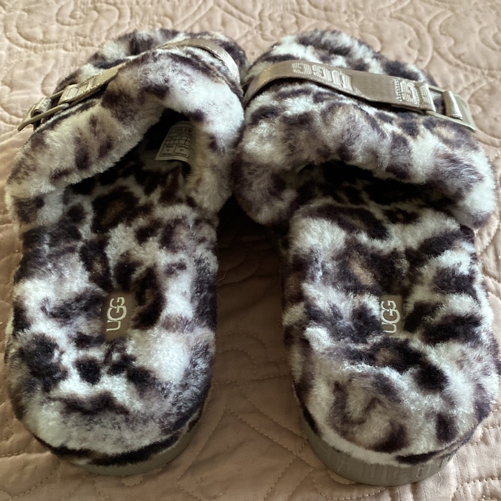 UGG Slippers - Picture 3 of 7